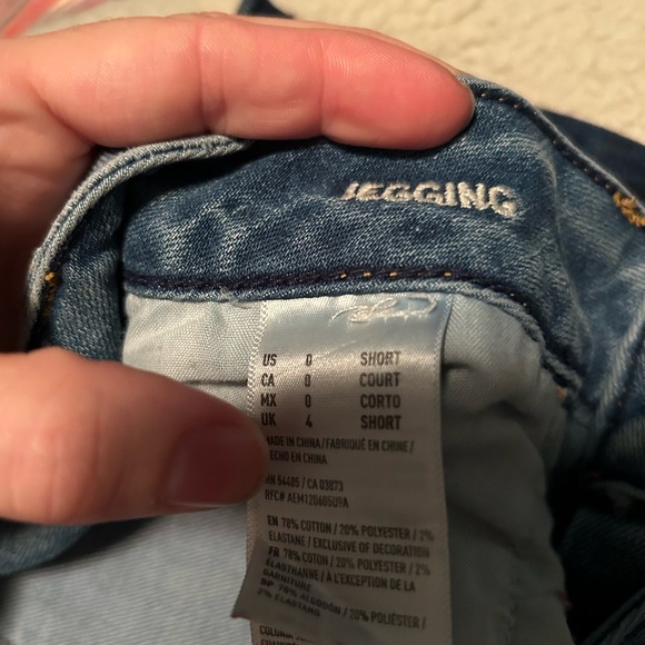 American Eagle Light Wash Jegging No Rips or Holes - Picture 2 of 3